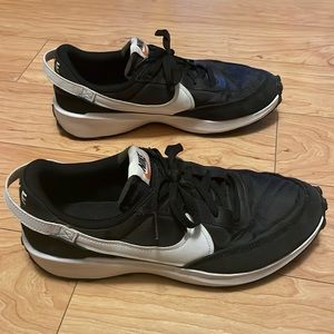 black and white nike waffle debut size 10